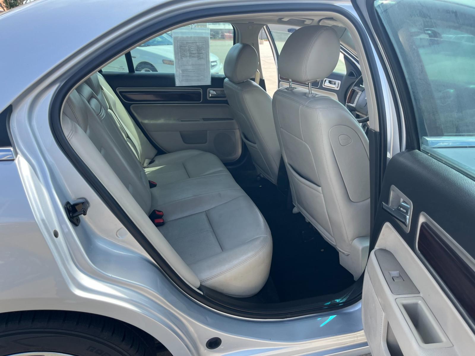 2006 SILVER /gray Lincoln Zephyr Base (3LNHM26146R) with an 3.0L V6 DOHC 24V engine, 6-Speed Automatic Overdrive transmission, located at 14700 Tomball Parkway 249, Houston, TX, 77086, (281) 444-2200, 29.928619, -95.504074 - Photo #12